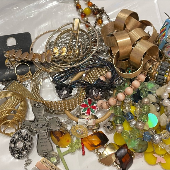 Total 5 Lb (including🫙) of Craft Scraps Junk Drawer Mystery Jewelry Lot 💍📿 - Picture 8 of 11